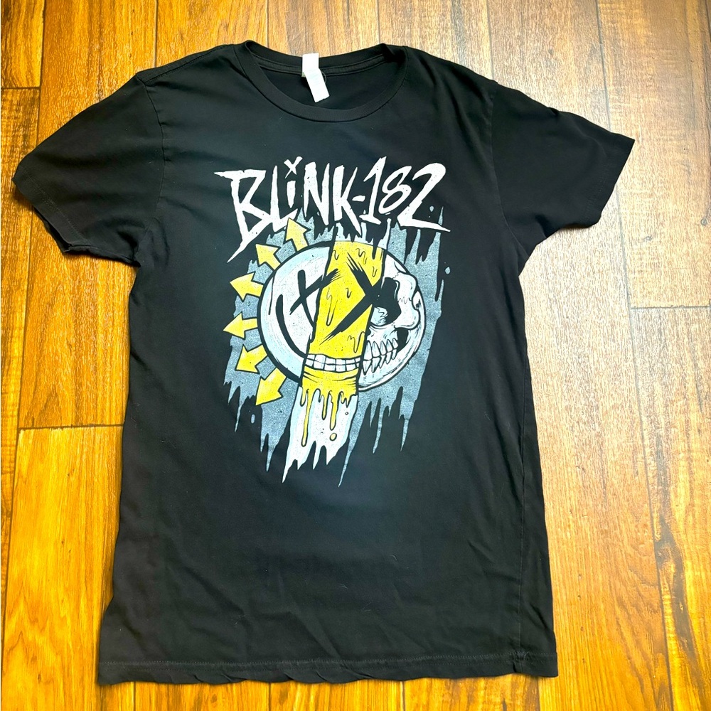 Blink 182 Woman Tee Size Medium * Large Front Graphic Print* Excellent Condition